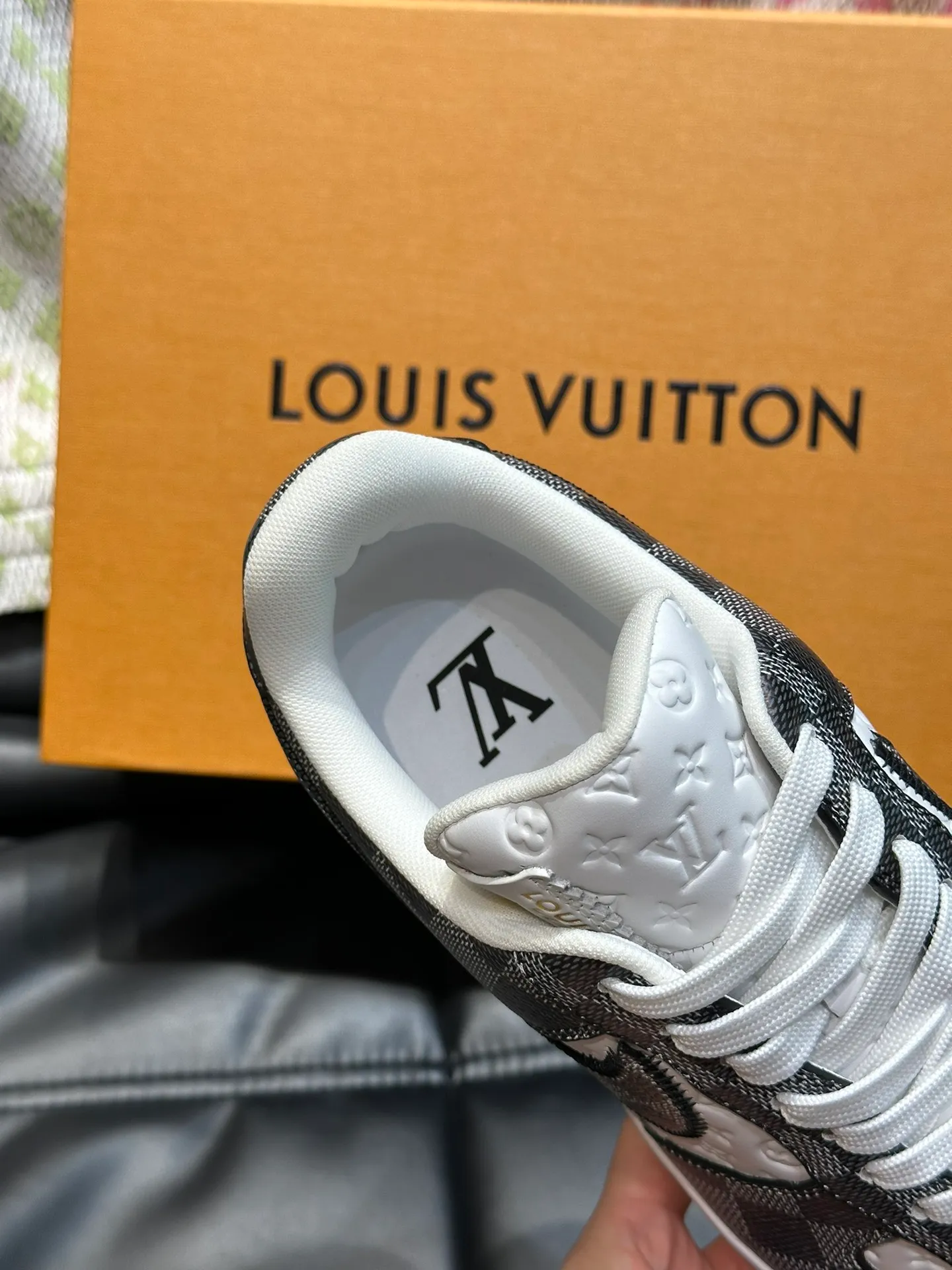 p440《*OUIS *UITTO*》x OFF-WHITE x Nike tripartite collaboration! Trendy and cool men's casual sports shoes with unrivaled color matching. The design idea basically continues the style of THE TEN. The Swoosh line and tongue label have a very familiar visual effect and are both fashionable and trendy! A must-have for fashionistas! The effect on your feet is absolutely stunning!  Size: 39-45